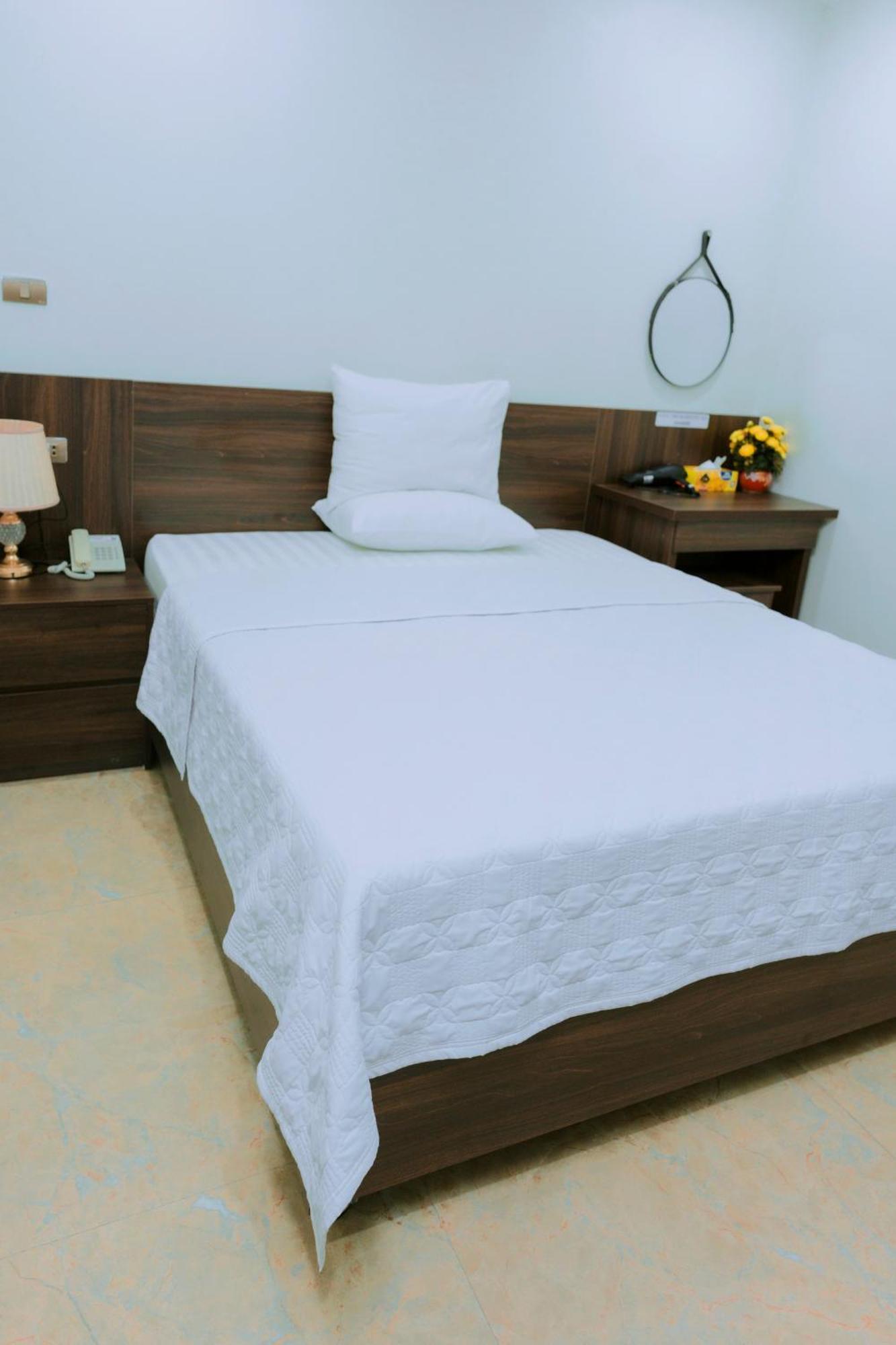 Thu Ha Hotel Uong Bi Esterno foto